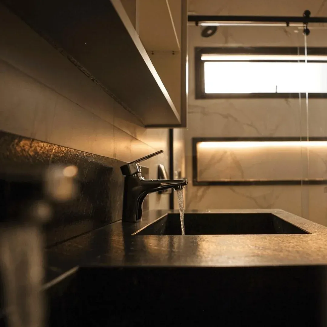 Lavabo em granito preto Via Láctea escovado — Kikito Gran