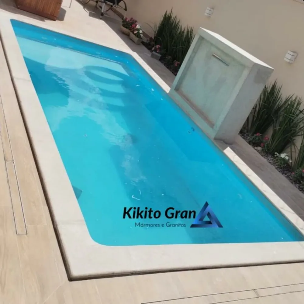 Área de piscina com acabamento em pedra